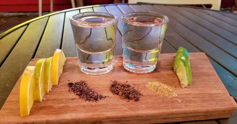 Con qué se acompaña el Mezcal: Embutidos, cocteles y comidas